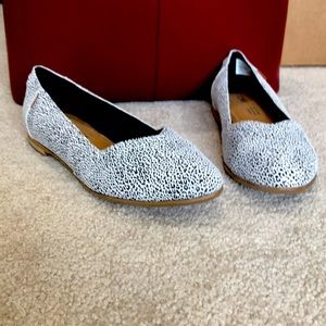 Toms snow leopard flats. NWOT